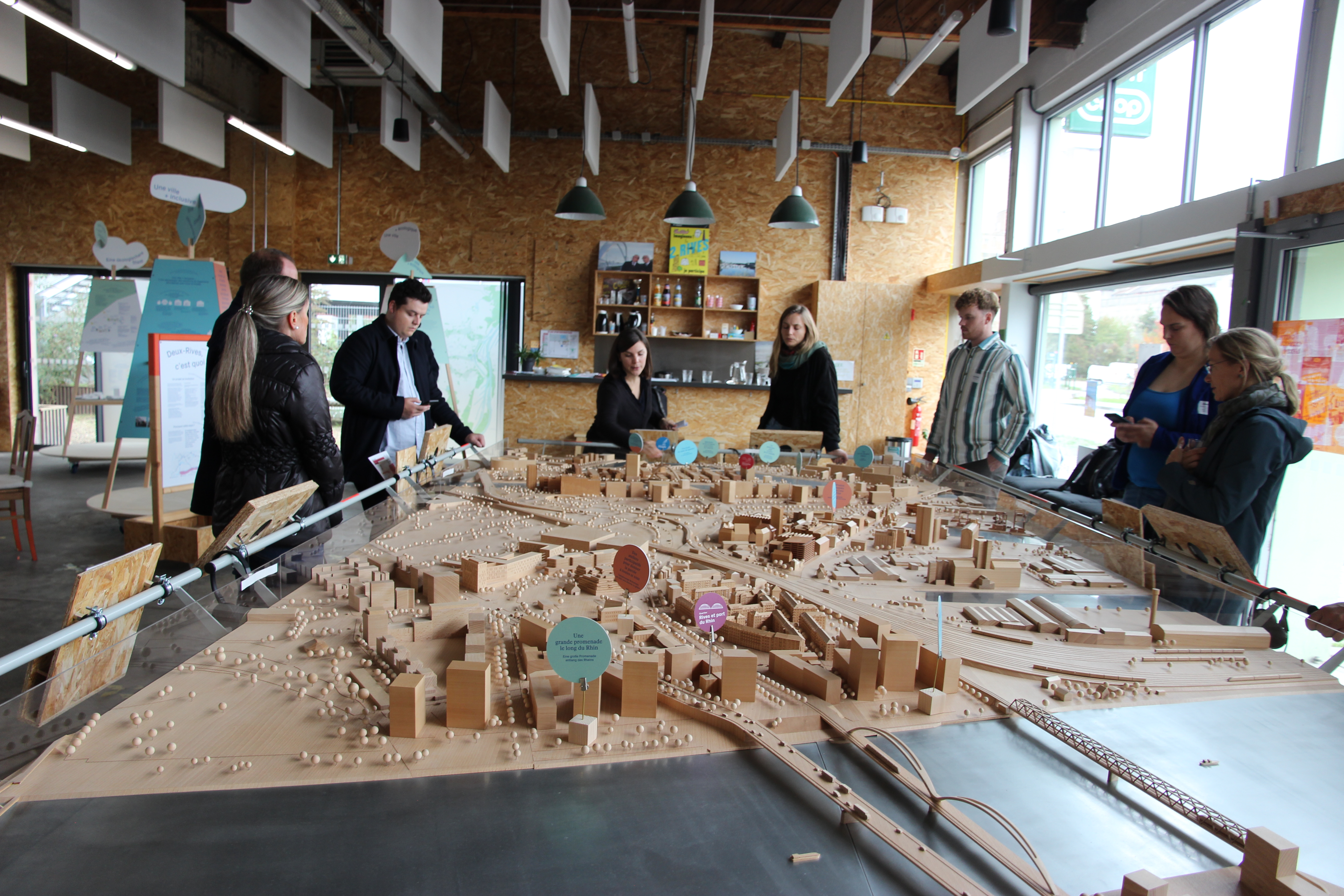 Das Foto zeigt eine Gruppe von 7 Teilnehmern, die sich um ein Modell des Stadtteils dreht.