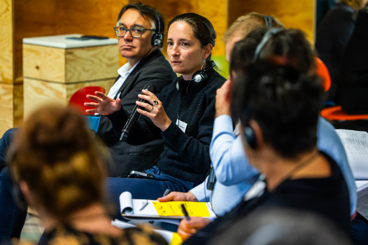 Les participants en discussion