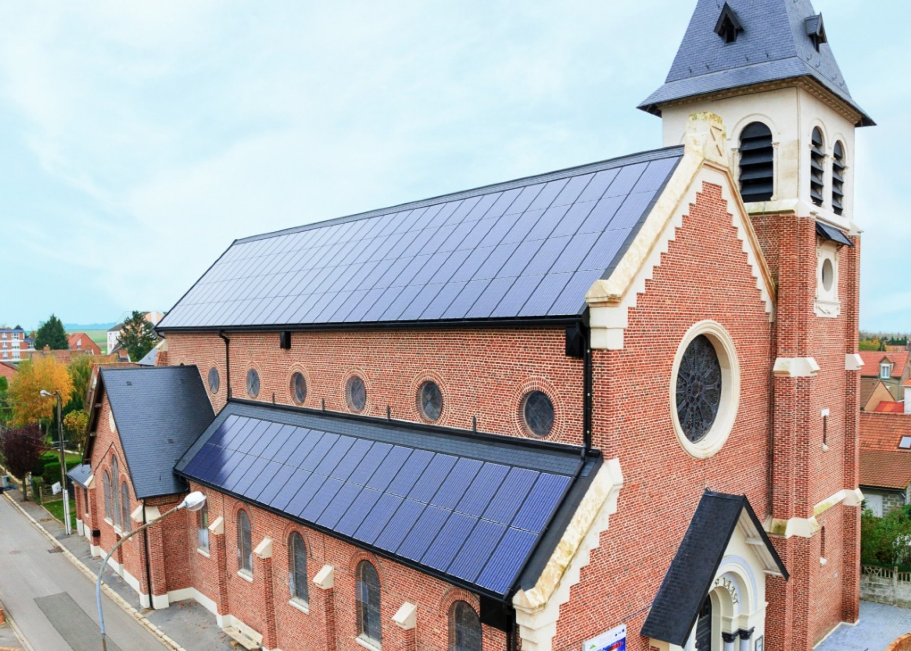 L’église St Vast, située au centre de la commune, s’est dotée en 2013 d’une nouvelle toiture photo-voltaïque.