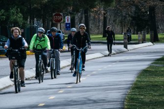 Des cyclistes sur un piste cyclable