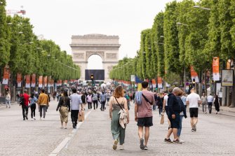 Des personnes marchent sur les Champs-Élysées
