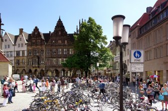 De nombreux vélos sur la place Lambertikirch à Münster.