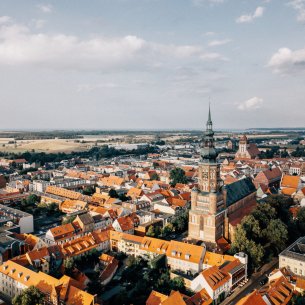 Vue aérienne par drone de Greifswald et son église.