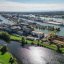 Au premier plan, on peut voir les aciéries badoises situées sur une île du Rhin. Derrière les aciéries coule la Kinzig, devant s'étendent les bassins du port rhénan de Kehl. Au-delà du centre de l'image coule le Rhin. Sur la rive strasbourgeoise du Rhin, on perçoit le port rhénan ; derrière, la zone urbaine où s’élève la flèche de la cathédrale.