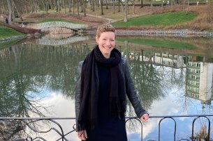 Portrait de Katinka Bätzing dans un parc