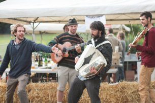 Des musiciens jouent sur un marché.