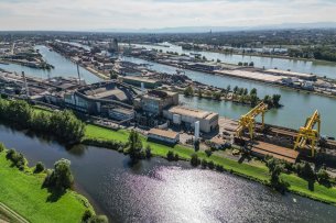 Au premier plan, on peut voir les aciéries badoises situées sur une île du Rhin. Derrière les aciéries coule la Kinzig, devant s'étendent les bassins du port rhénan de Kehl. Au-delà du centre de l'image coule le Rhin. Sur la rive strasbourgeoise du Rhin, on perçoit le port rhénan ; derrière, la zone urbaine où s’élève la flèche de la cathédrale.