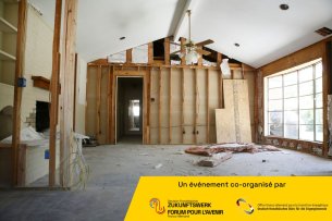 On voit l'intérieur d'un appartement en cours de rénovation. Le mur est ouvert et semble être isolé. Sur la droite, on voit une fenêtre.