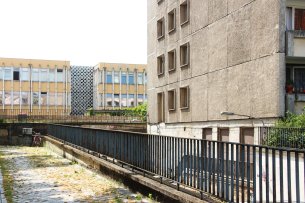 Deux blocs d'habitation délabrés de l'époque de la RDA.