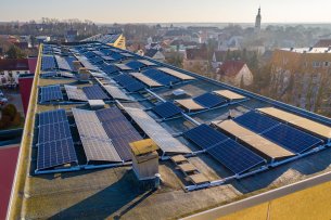 Panneaux photovoltaïques sur le toit d'un immeuble